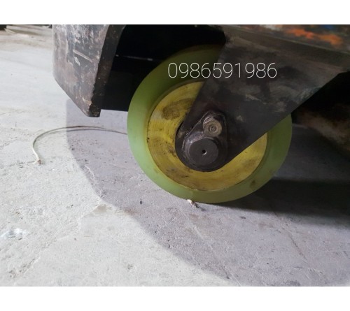 Thay bánh PU xe nâng điện Komatsu 2 tấn FB20RL
