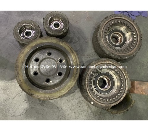 Thay bánh PU xe nâng điện Toyota 7FBR15