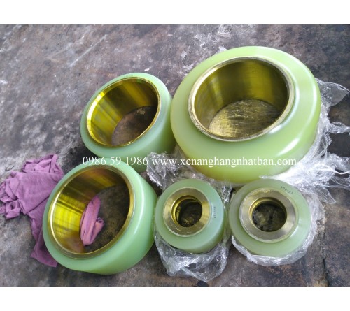 Thay bánh PU xe nâng điện Toyota 7FBR15
