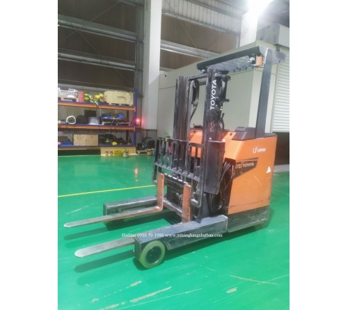 Thay bánh PU xe nâng điện đứng lái Toyota 2.5 tấn 8FBR25 tại nhà máy Nhựa tại Hải Dương