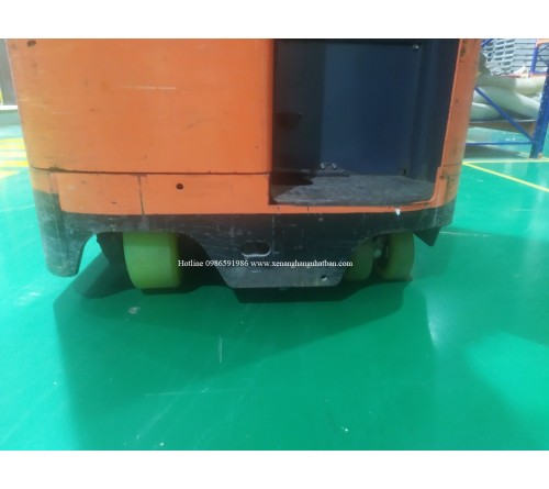 Thay bánh PU xe nâng điện đứng lái Toyota 2.5 tấn 8FBR25 tại nhà máy Nhựa tại Hải Dương