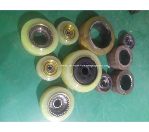 Thay bánh PU xe nâng điện đứng lái Toyota 2.5 tấn 8FBR25 tại nhà máy Nhựa tại Hải Dương
