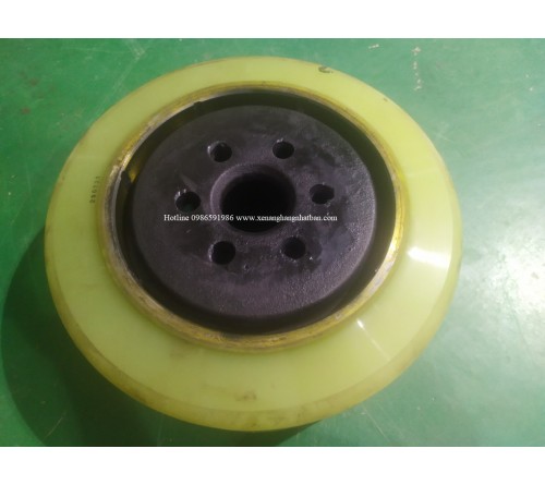 Thay bánh PU xe nâng điện đứng lái Toyota 2.5 tấn 8FBR25 tại nhà máy Nhựa tại Hải Dương