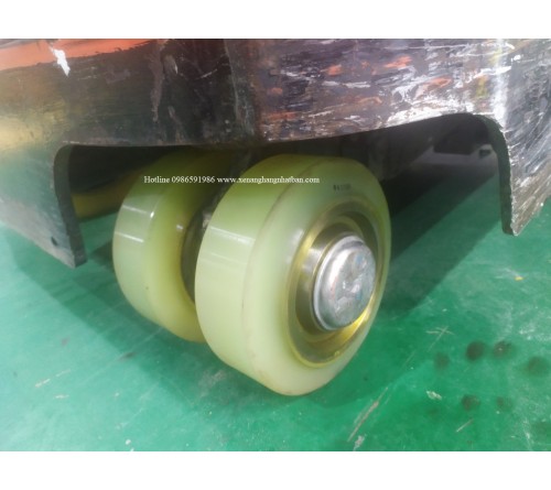 Thay bánh PU xe nâng điện đứng lái Toyota 2.5 tấn 8FBR25 tại nhà máy Nhựa tại Hải Dương