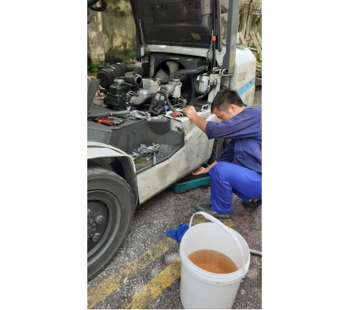 Sục rửa bình dầu diesel xe nâng kẹp giấy 3.5 tấn