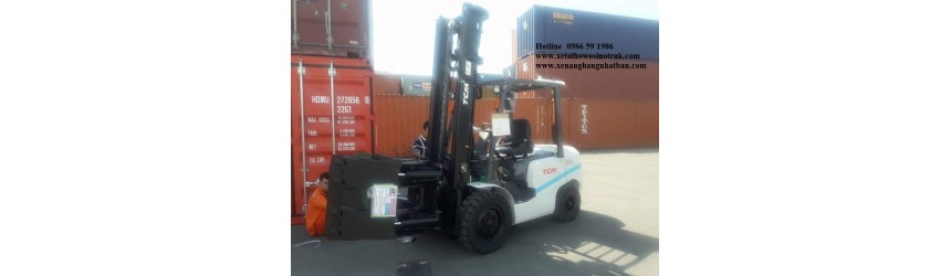 Dỡ hàng xe nâng 3.5 tấn kẹp tròn xoay tại Cảng Hải Phòng