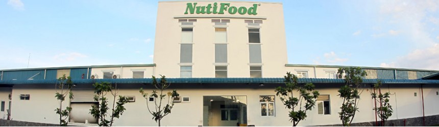 Xe nâng điện reach truck TCM tại nhà máy NUTIFOOD 