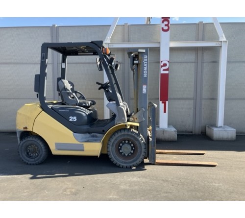 Xe nâng dầu 2.5 tấn Komatsu FD25T-17 dịch giá nâng cao 3m, sản xuất tại Nhật Bản 2011, mới chạy 430 giờ