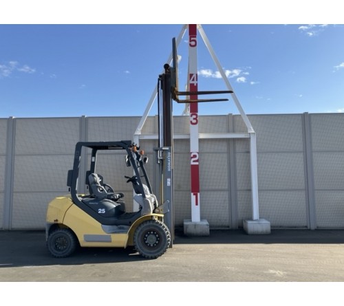 Xe nâng dầu 2.5 tấn Komatsu FD25T-17 dịch giá nâng cao 3m, sản xuất tại Nhật Bản 2011, mới chạy 430 giờ