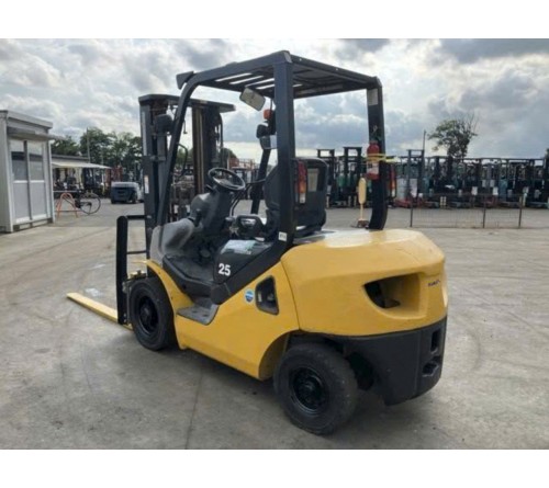 Xe nâng 2.5 tấn Komatsu chui công 4 mét 3 tầng nâng FD25T-17 máy 4D94LE 2016