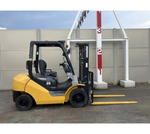 Xe nâng 2.5 tấn Komatsu chui công 4 mét 3 tầng nâng FD25T-17 máy 4D94LE 2016