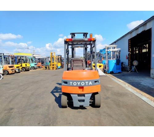 Xe nâng điện ngồi lái 2 tấn Toyota 8FB20 4 mét bình điện VSDX450M sản xuất Nhật Bản 2018