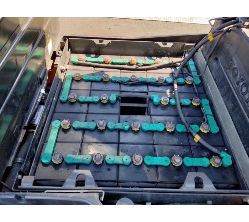 Xe nâng điện ngồi lái 2 tấn Toyota 8FB20 4 mét bình điện VSDX450M sản xuất Nhật Bản 2018