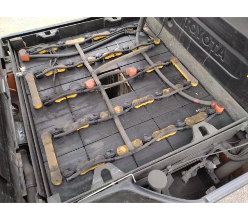 Xe nâng điện ngồi lái 2.5 tấn Toyota 8FB25, chiều cao nâng 4 mét, dịch giá, bình điện GS VGD565, sản xuất tại Nhật Bản 12/2019
