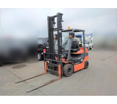 Xe nâng điện ngồi lái 2.5 tấn Toyota 8FB25, chiều cao nâng 4 mét, dịch giá, bình điện GS VGD565, sản xuất tại Nhật Bản 12/2019