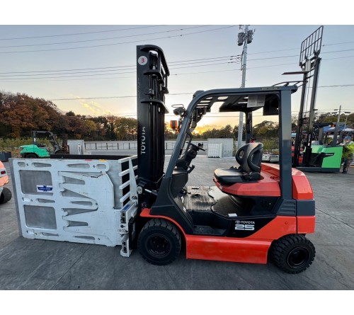 Xe nâng điện 2.5 tấn Toyota 8FB25 kẹp carton 2021 Nhật bãi đã qua sử dụng
