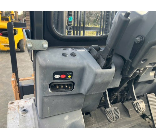 Xe nâng điện ngồi lái 3.5 tấn dịch càng FB35-8S TCM Unicarriers, bình điện Hitachi VSDX545MH